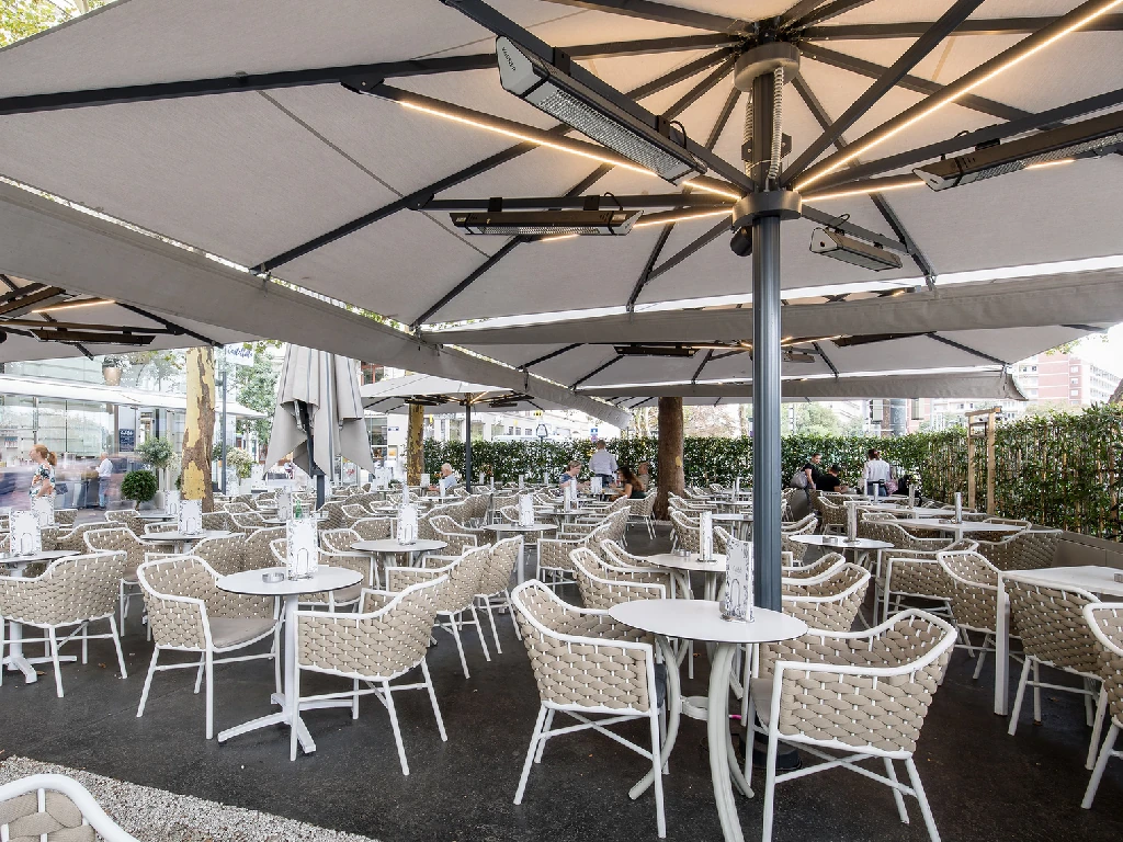 Glatz Sonnenschirme in einer Eisdiele.