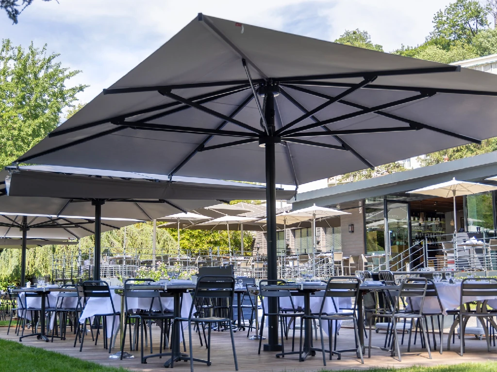 Glatz Sonnenschirme in einer Gastronomie.